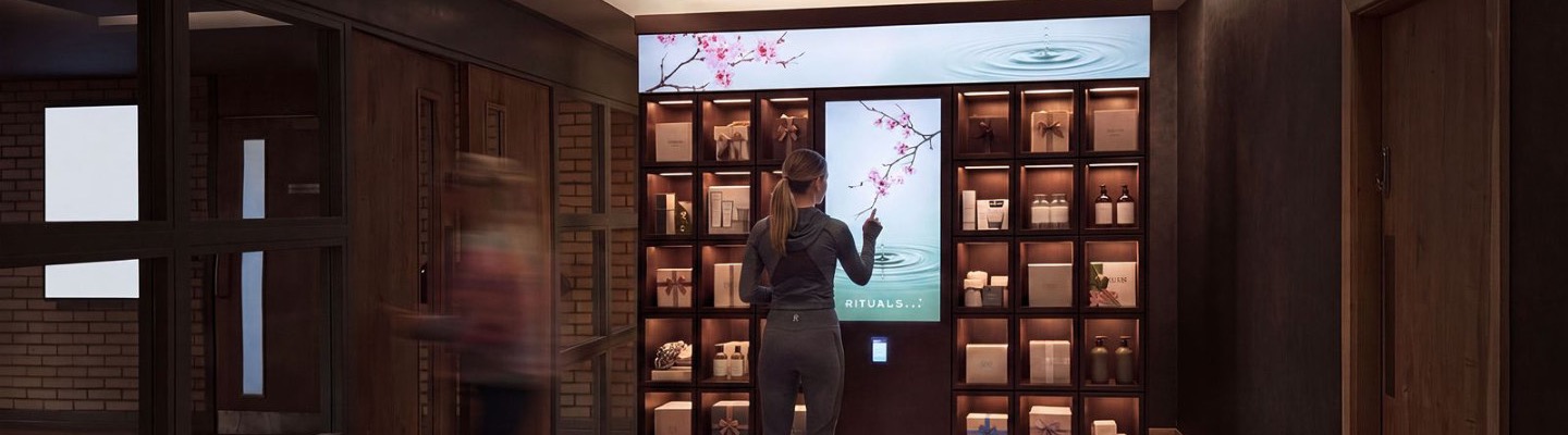 Member using the Blinx locker wall
